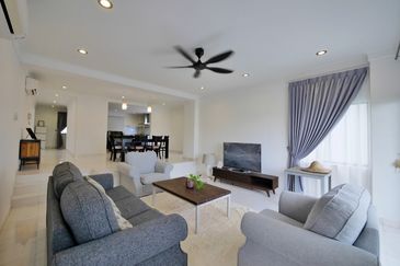 Merak Kayangan Court