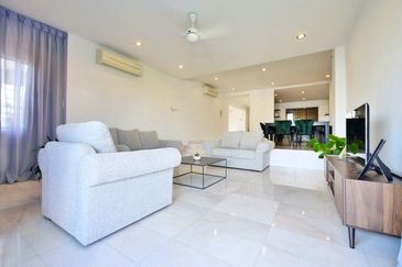 Merak Kayangan Court