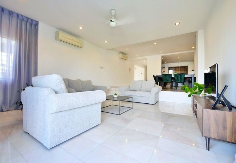 Merak Kayangan Court