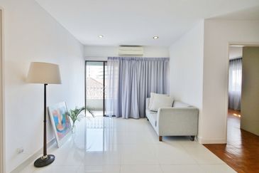 Merak Kayangan Court