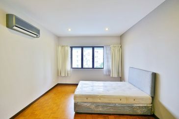 Merak Kayangan Court