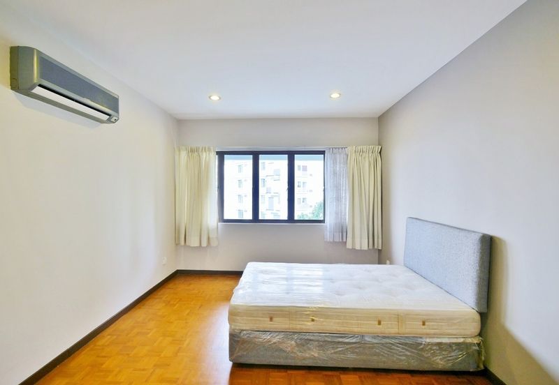 Merak Kayangan Court