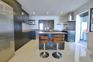 Merak Kayangan Court