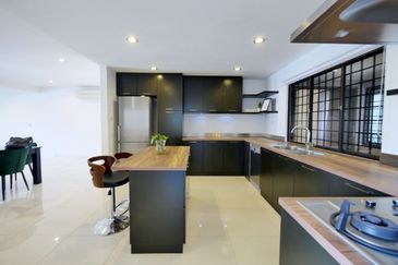 Merak Kayangan Court