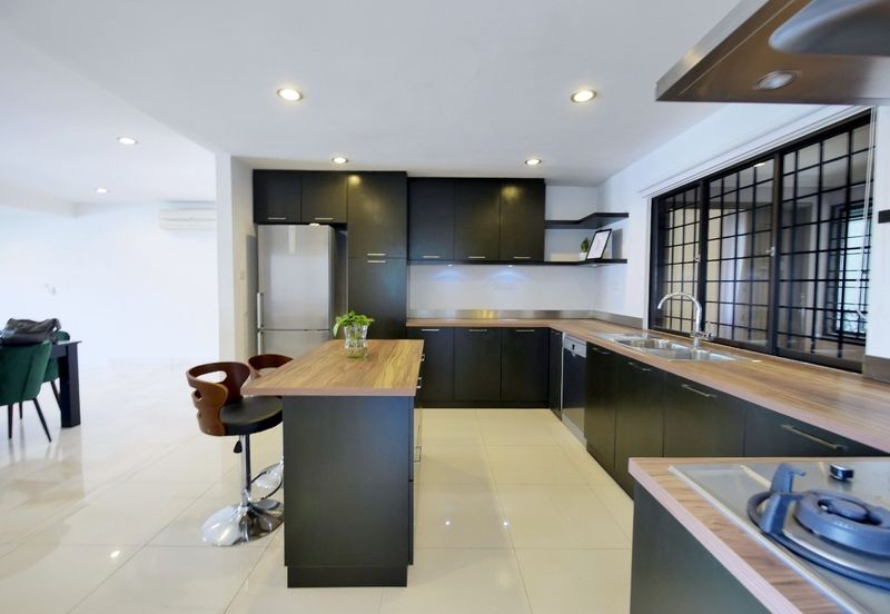 Merak Kayangan Court