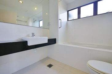 Merak Kayangan Court