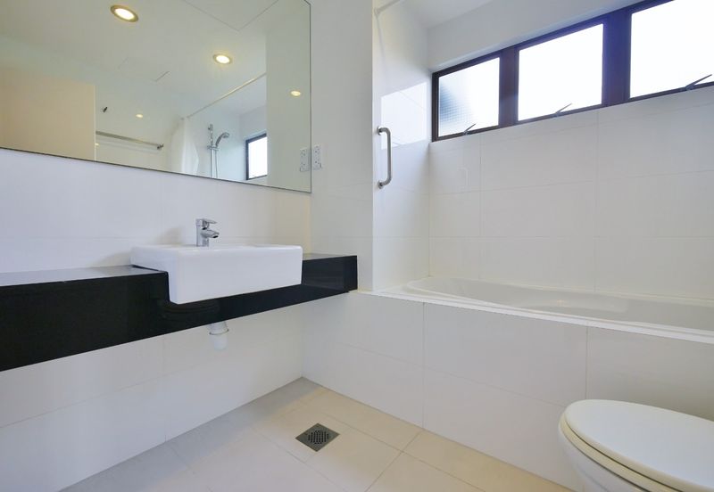 Merak Kayangan Court