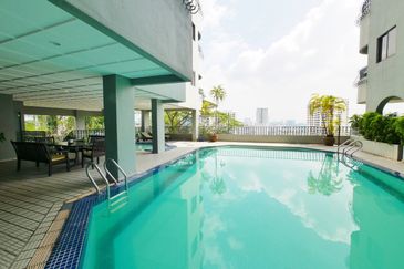 Merak Kayangan Court