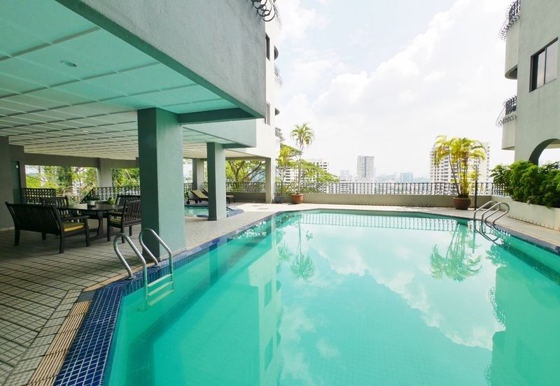 Merak Kayangan Court