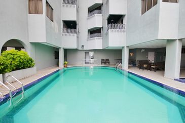 Merak Kayangan Court