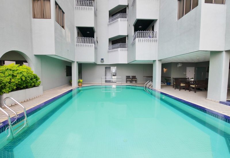 Merak Kayangan Court