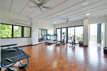 Merak Kayangan Court