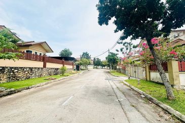 Puncak Pinggiran Putra