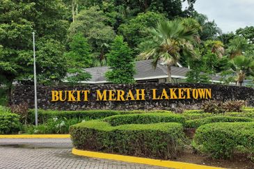 Bukit Merah Laketown Resort