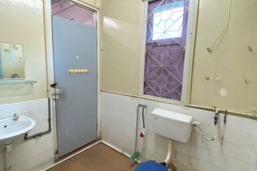 Kulim land with bungalow facing main road