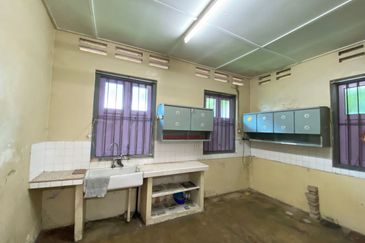 Kulim land with bungalow facing main road