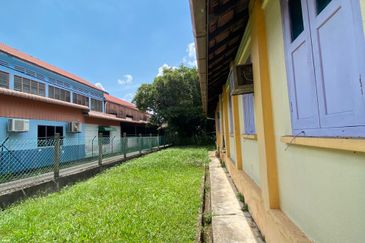 Kulim land with bungalow facing main road