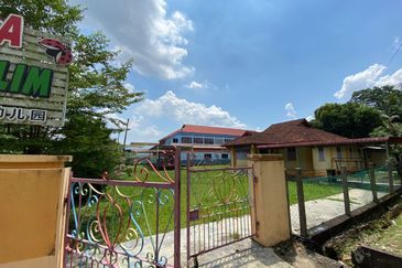 Kulim land with bungalow facing main road