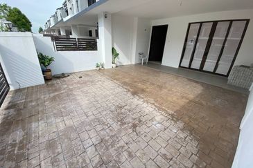 Persiaran Puncak Alam 1 