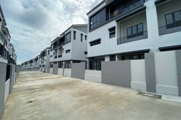 FOR SALE 3 STOREY SEMI D PARK VILLAS, TRILLIA BUKIT JELUTONG SHAH ALAM
