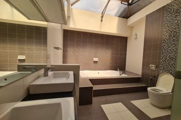 FOR SALE FREEHOLD RENOVATED 2.5 STOREY BUNGALOW USJ HEIGHTS SUBANG JAYA