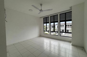 Persiaran Puncak Alam 1 