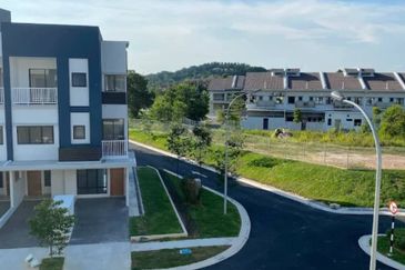Ayden Townhouse Warisan Puteri