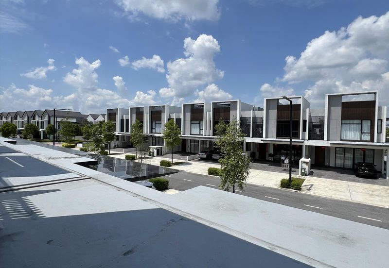 Luxura Residence @ twentyfive.7