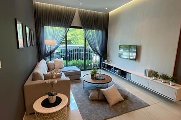 Freehold Condo Low Dense With Sky Deck @ Level 48