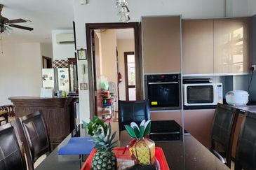 Corner lot 2 storey Bungalow in Kemensah for sale