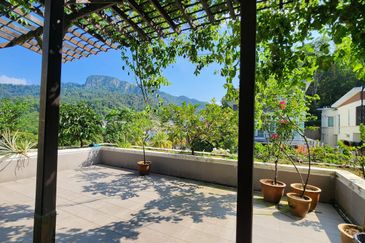 Corner lot 2 storey Bungalow in Kemensah for sale