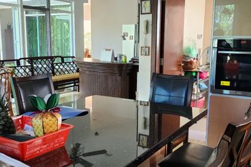 Corner lot 2 storey Bungalow in Kemensah for sale