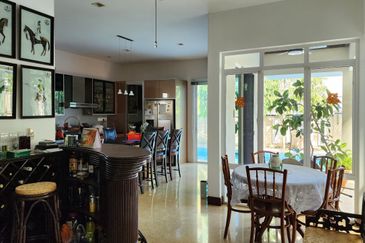 Corner lot 2 storey Bungalow in Kemensah for sale