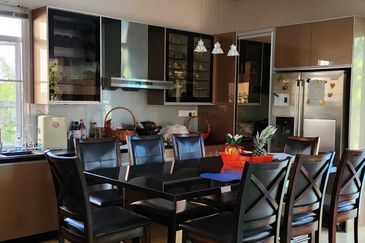 Corner lot 2 storey Bungalow in Kemensah for sale