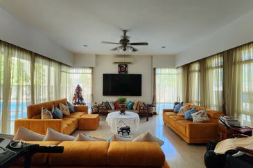 Corner lot 2 storey Bungalow in Kemensah for sale