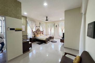 Puncak Pinggiran Putra