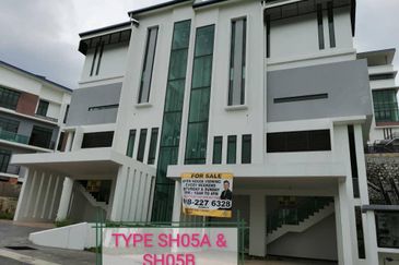 KINGLEYS HILL Semi D at PUTRA HEIGHT