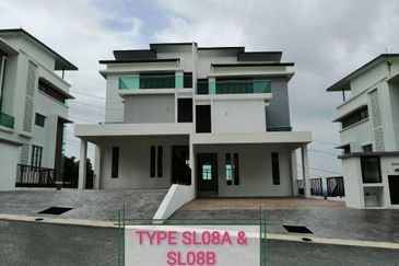 KINGLEYS HILL Semi D at PUTRA HEIGHT