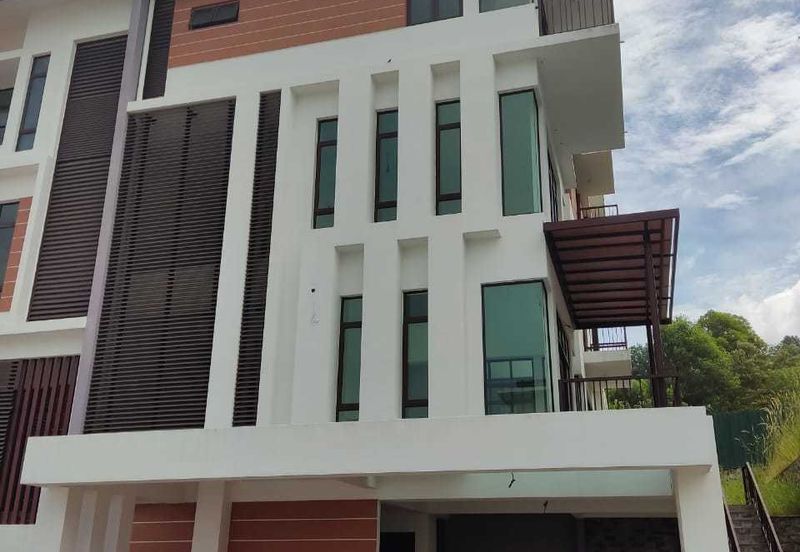 KINGLEYS HILL Semi D at PUTRA HEIGHT