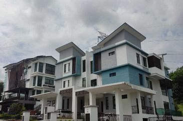 KINGLEYS HILL Semi D at PUTRA HEIGHT