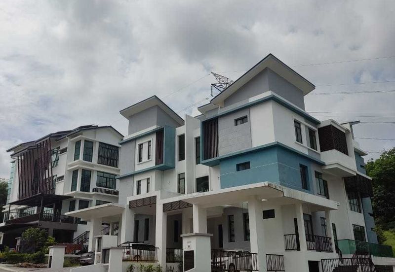 KINGLEYS HILL Semi D at PUTRA HEIGHT