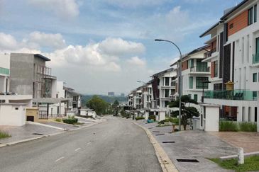 KINGLEYS HILL Semi D at PUTRA HEIGHT