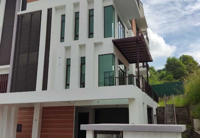 KINGLEYS HILL Semi D at PUTRA HEIGHT