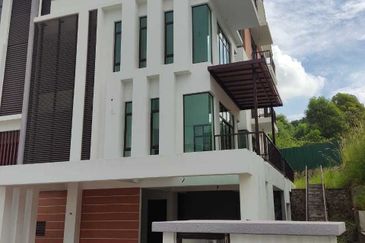 KINGLEYS HILL Semi D at PUTRA HEIGHT