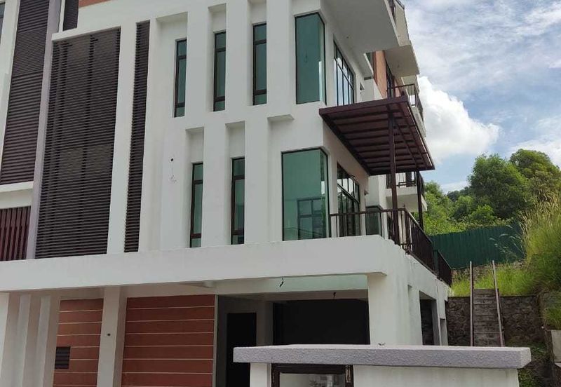 KINGLEYS HILL Semi D at PUTRA HEIGHT