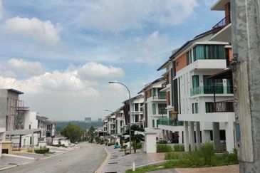 KINGLEYS HILL Semi D at PUTRA HEIGHT