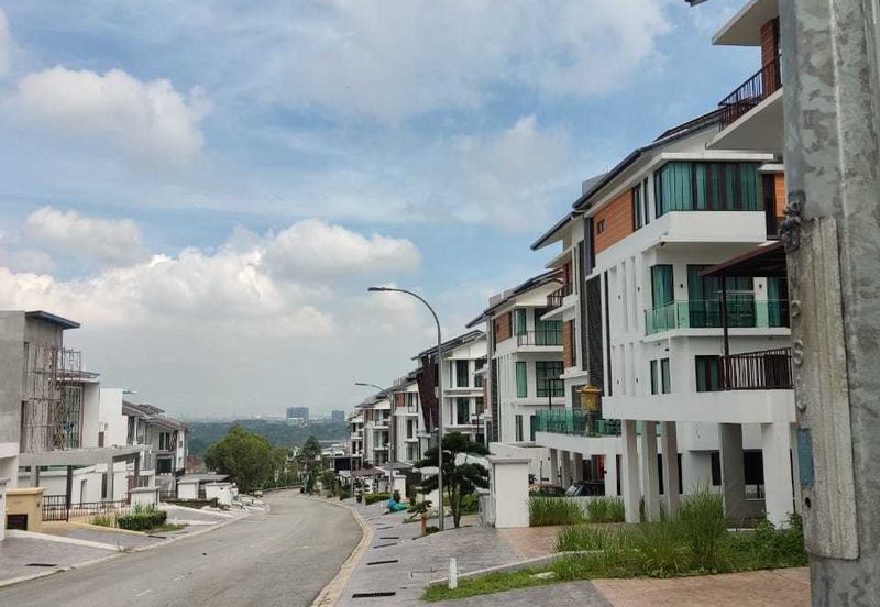 KINGLEYS HILL Semi D at PUTRA HEIGHT