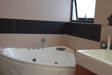 Subang Height East 3 storey Bungalow