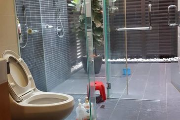 Subang Height East 3 storey Bungalow