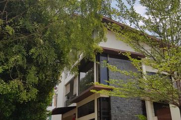 Subang Height East 3 storey Bungalow